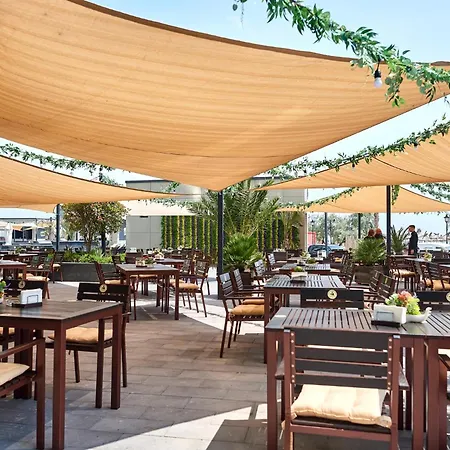 Waves N Pools Apartment *