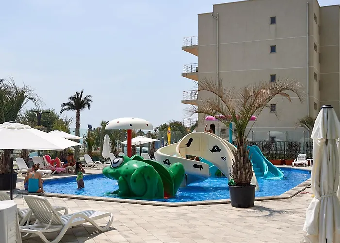 Waves N Pools Apartment Navodari