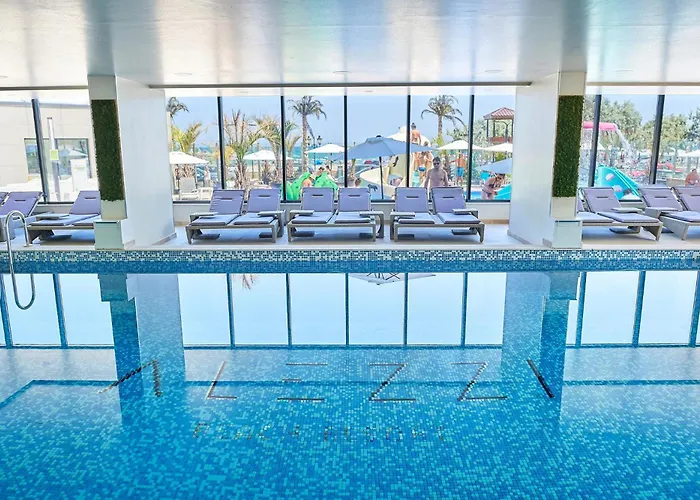 Waves N Pools Apartment