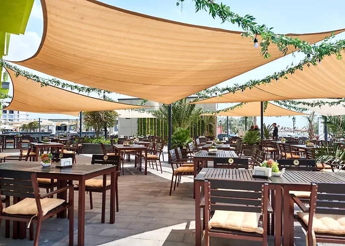 Waves N Pools Apartment *