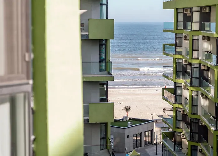 Waves N Pools Apartment *